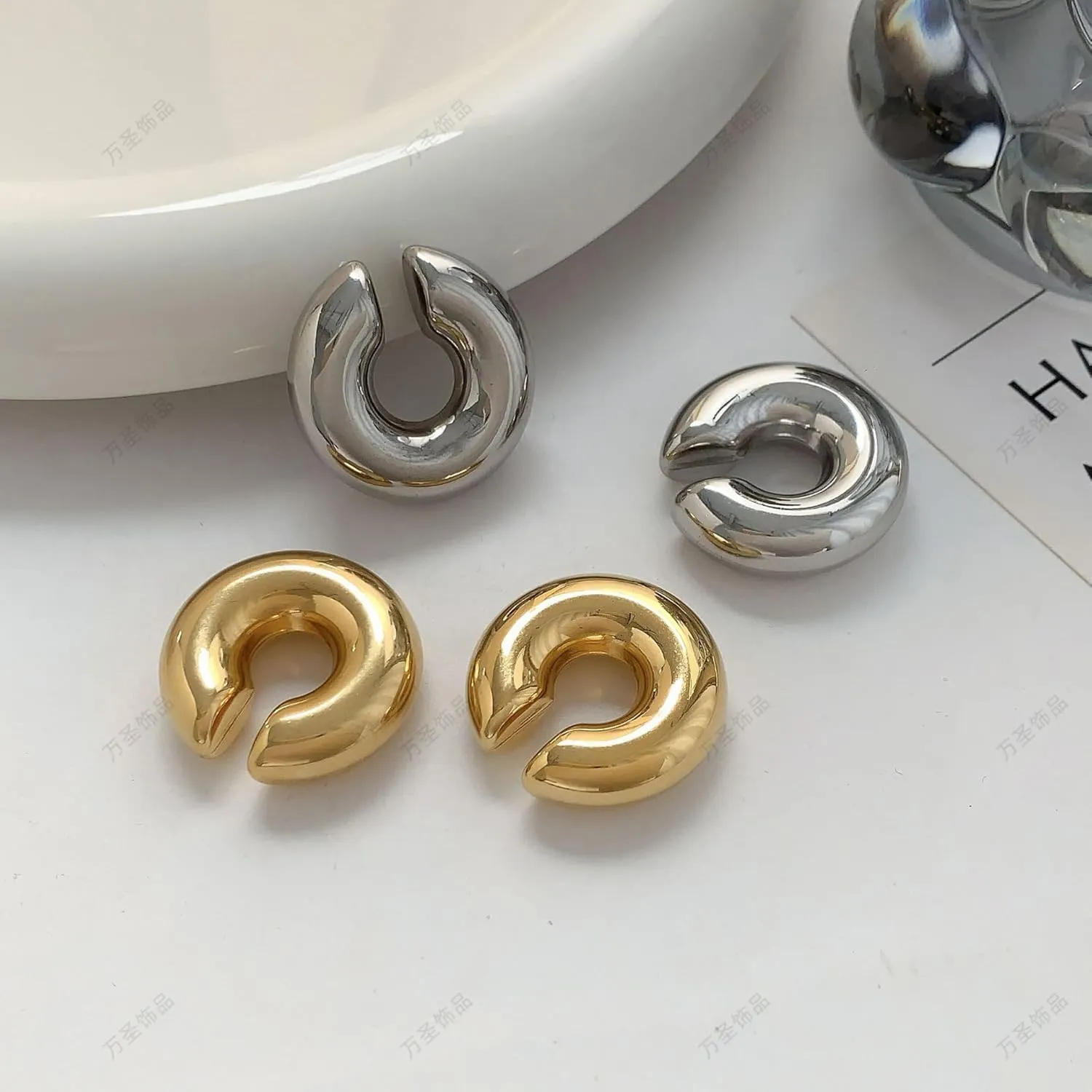4 Pcs Chunky Gold Silver Ear Cuff for Women Non Piercing Clip On Cartilage Wrap Cuff Earrings Thick Ear Cuff for Women