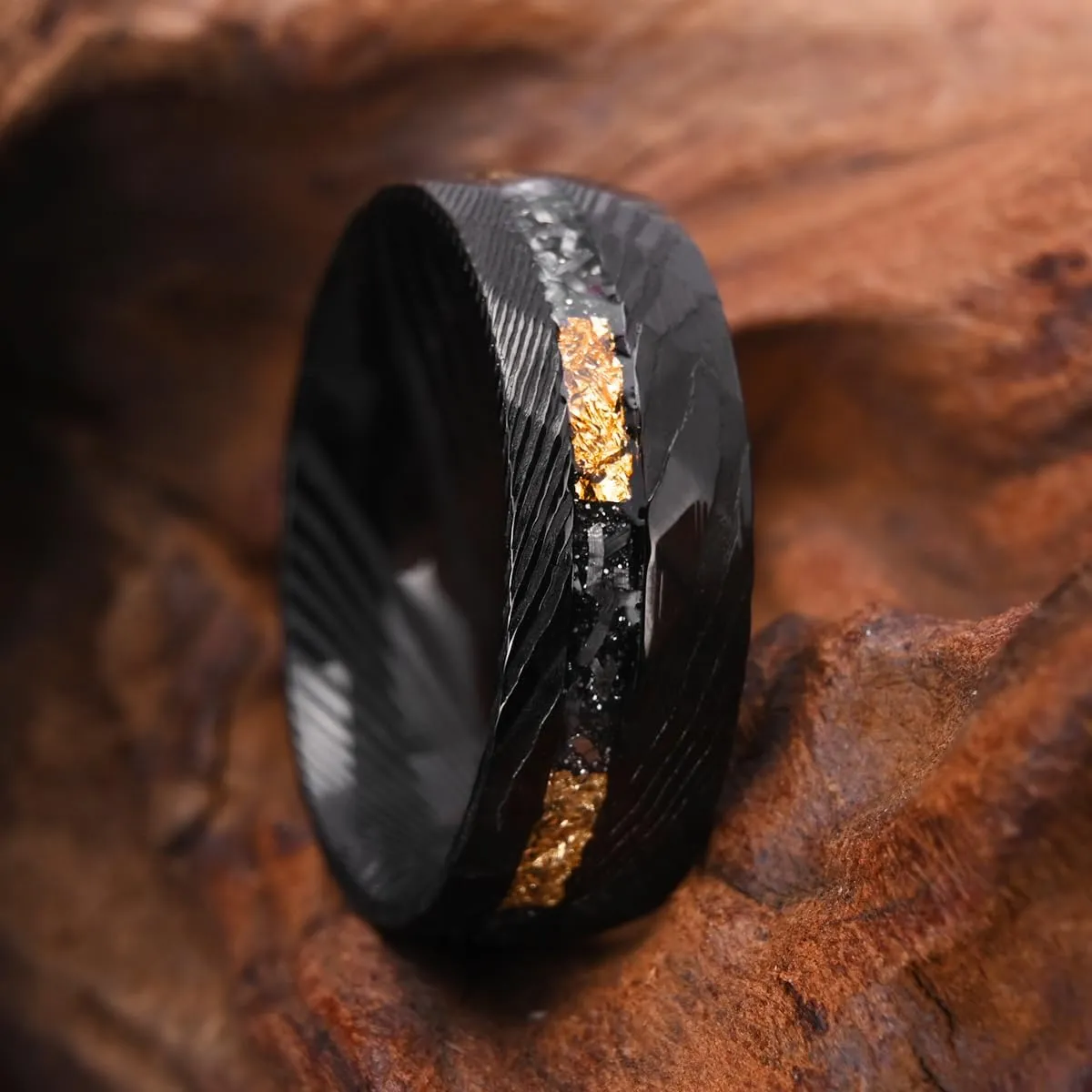 Black Damascus Steel Rings for Men 8mm Men's Engagement Wedding Bands Hammered Inlaid Gold Foil Meteorite Fragments Stylish Comfort Fit
