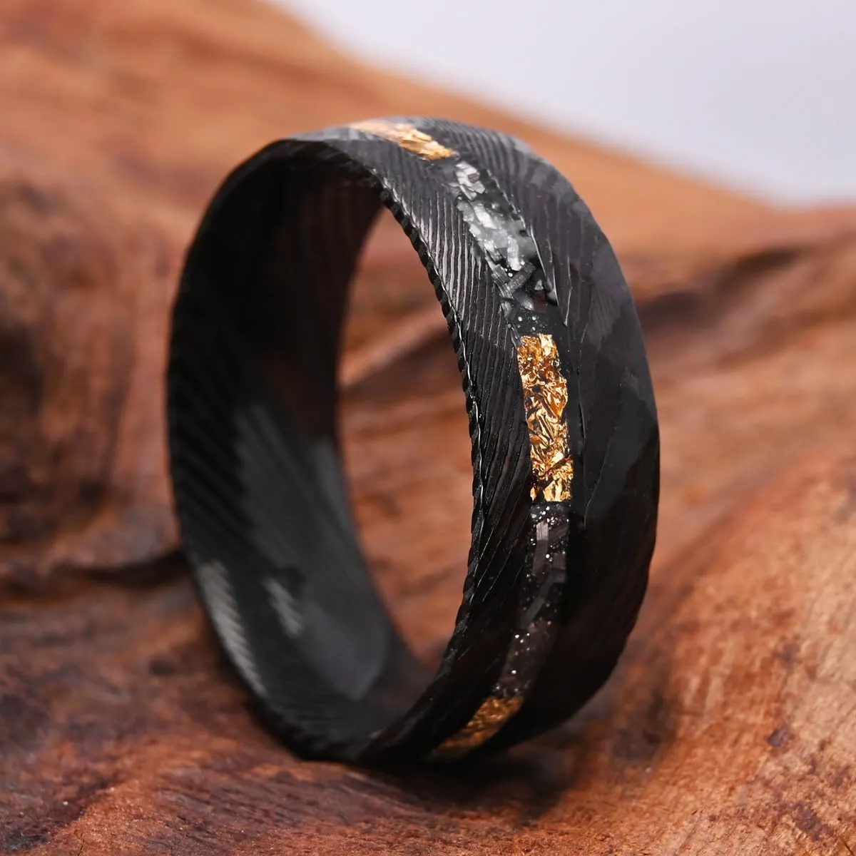 Black Damascus Steel Rings for Men 8mm Men's Engagement Wedding Bands Hammered Inlaid Gold Foil Meteorite Fragments Stylish Comfort Fit