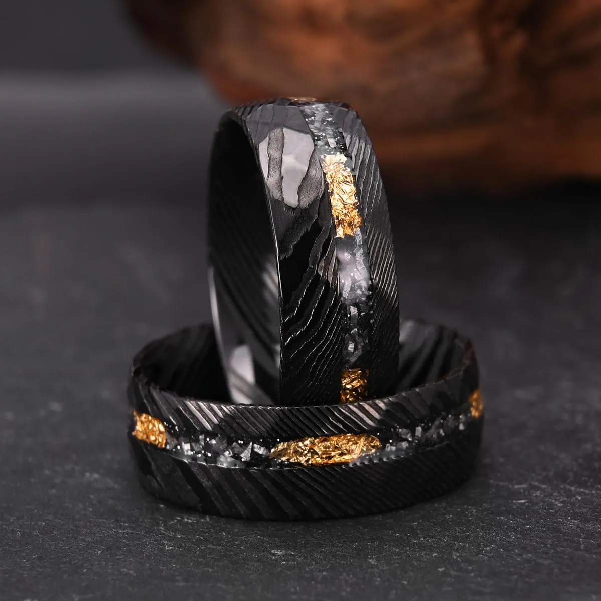 Black Damascus Steel Rings for Men 8mm Men's Engagement Wedding Bands Hammered Inlaid Gold Foil Meteorite Fragments Stylish Comfort Fit