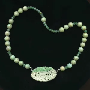 Vintage carved jadeite & emerald bead necklace. nlja845