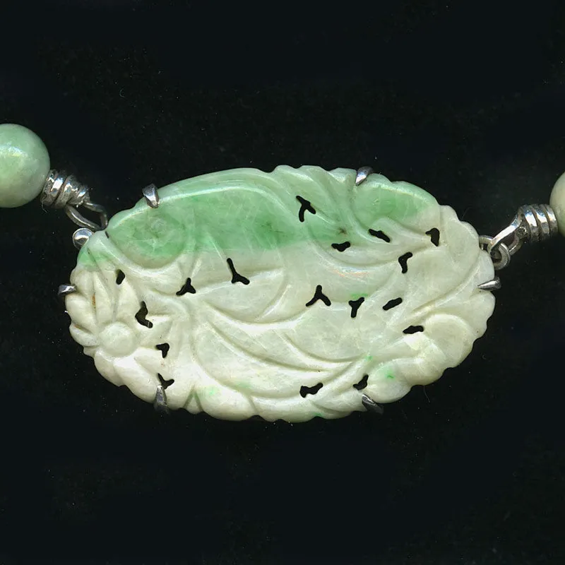 Vintage carved jadeite & emerald bead necklace. nlja845