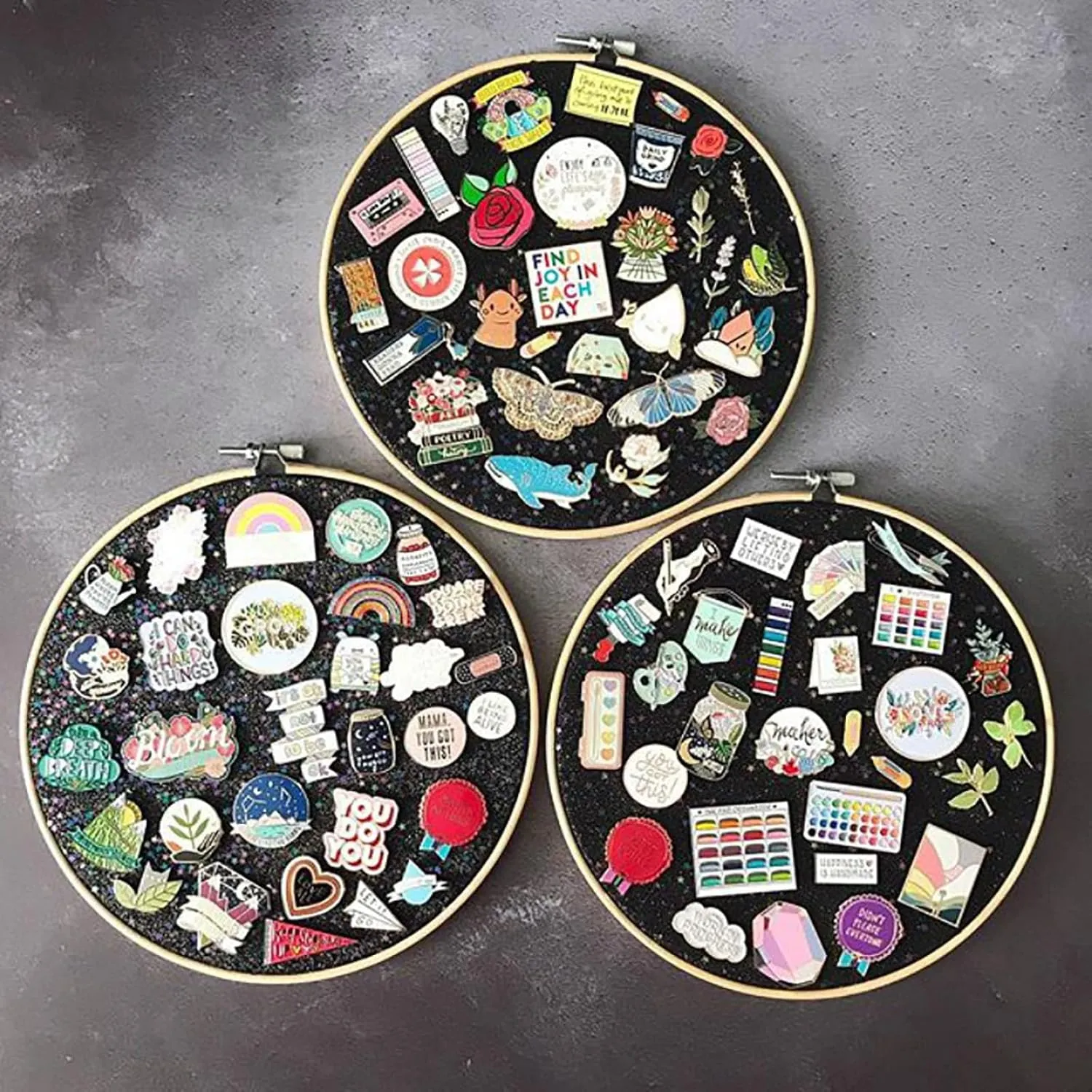 Wall Hanging Brooch Jewelry Storage Display Stand Enamel Pin Display Holder Earrings Necklace Glitter Pin Display Board with stars, Pin Collection Display, Canvas/leather Embroidery Hoop (Black)